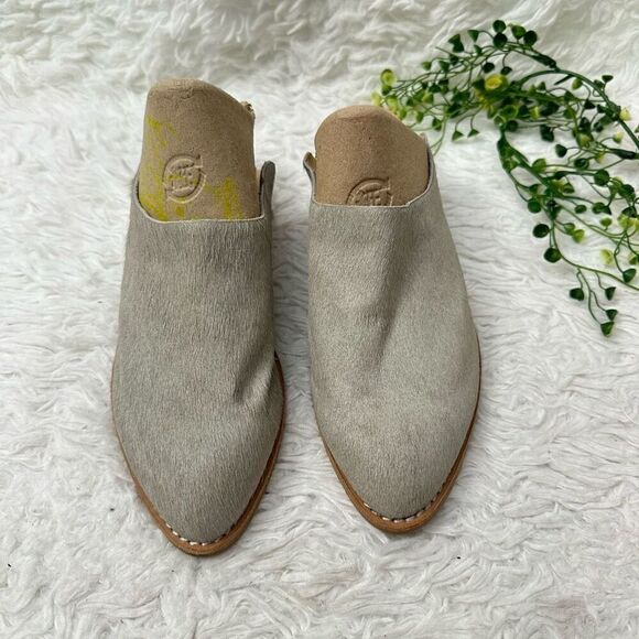 Sbicca Gray Leather Almond Toe Heeled Slip-on Mules Clogs size 8 Faux Fur - Picture 2 of 10